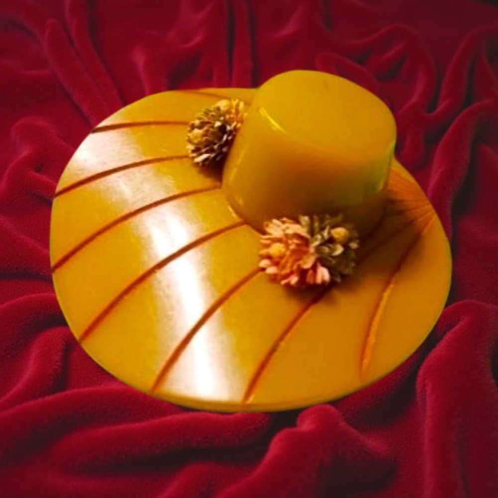 Bakelite Brooch Hat & Flower on each side BUTTERSCOTCH 1930s/40s CATALIN